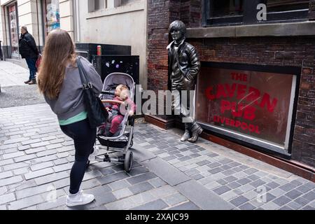 Statur of John Lennon gegenüber dem Cavern Club, der am 30. Mai 2024 in Liverpool, Großbritannien, ein beliebtes Touristenziel ist. Der Cavern Club wurde am 16. Januar 1957 eröffnet und wurde in den späten 50er und frühen 1960er Jahren zum Mittelpunkt der Rock and Roll Szene in Liverpool Der Club wurde eng mit Merseybeat verbunden, da die Beatles in den frühen Jahren der Band regelmäßig dort spielten. Stockfoto