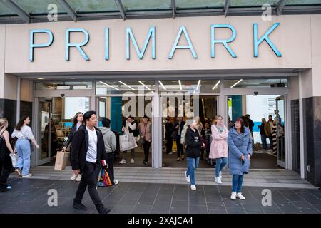 Menschen, die am 30. Mai 2024 in Liverpool, Vereinigtes Königreich, im Einkaufszentrum Primark im Stadtzentrum einkaufen. Primark Stores Limited, auch Penneys in der Republik Irland, ist ein irischer multinationaler Fast-Fashion-Einzelhändler mit Filialen in ganz Europa und den Vereinigten Staaten. Stockfoto