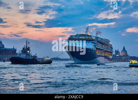 Criuse-Schiff mit zwei Schleppern in der Punta della Dogana in der Nacht, Venedig, Italien Stockfoto