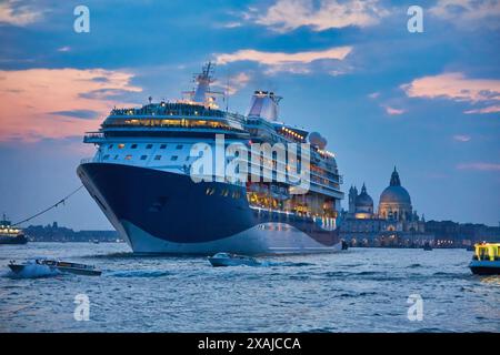 Criuse-Schiff mit zwei Schleppern in der Punta della Dogana in der Nacht, Venedig, Italien Stockfoto