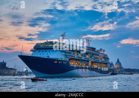 Criuse-Schiff mit zwei Schleppern in der Punta della Dogana in der Nacht, Venedig, Italien Stockfoto