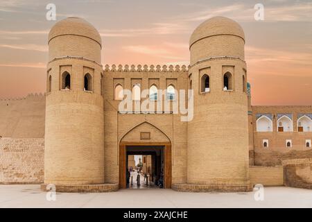 Tor von Itchan Kala, der ummauerten Innenstadt der Stadt Chiwa, Usbekistan Stockfoto