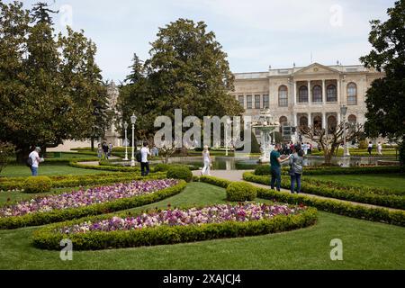 Istanbul, Türkei - 16. April 2024: Hof des Dolmabahce-Palastes Stockfoto