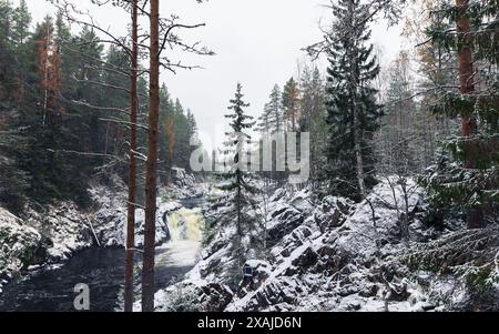 Landschaftsfoto mit Wasserfall im Wald. Kivach Falls an einem schneebedeckten Wintertag. Fluss SUNA, Bezirk Kondopoga, Republik Karelien, Russland Stockfoto