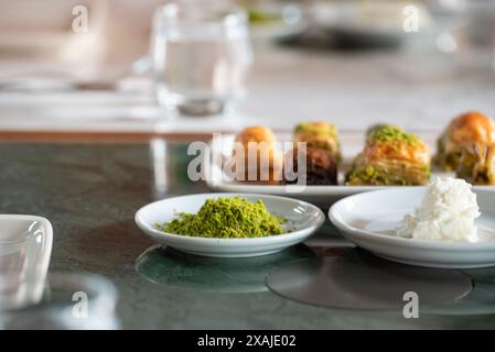 Teller frischer türkischer Baklava auf einem Tisch im Restaurant Karaköy Güllüoğlu in Beyoğlu, Istanbul, Türkei. Stockfoto