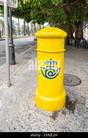 Palma, Balearen, Spanien, 19. Februar 2024, gelbe Brieftasche auf der Straße, nur Editorial. Stockfoto