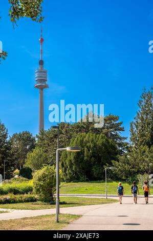 Wien, Österreich, 17. August 2022. Der Donauturm ist mit 252 Metern das höchste Gebäude Österreichs. Es hebt sich zwischen den Bäumen der hervor Stockfoto