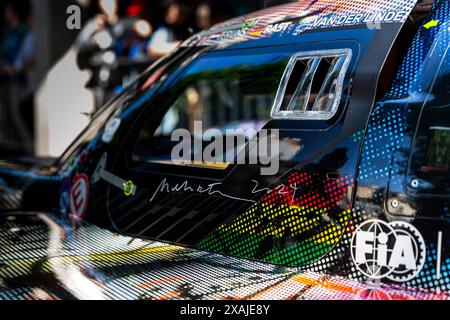 Le Mans, Frankreich. Juni 07 2024 #20 BMW M Team WRT (BEL) BMW M Hybrid V8 (HY) - Sheldon van der Linde (ZAF) / Robin Frijns (NLD) / René Rast (DEU) während der 92. Ausgabe der 24 Stunden von Le Mans, 4. Runde der FIA WEC Langstrecken-Weltmeisterschaft 2024, technische und administrative Inspektion (Pésage/Scrutineering), Place de la République, 07. Juni 2024 in Le Mans, Frankreich. Stockfoto