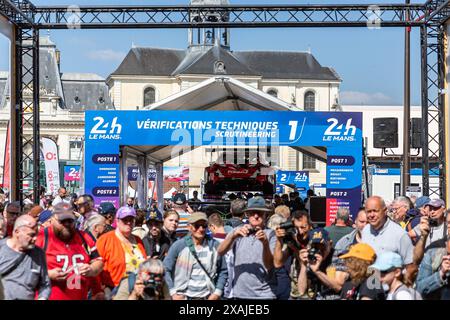 Le Mans, Frankreich. Juni 07 2024 Ambiente während der 92. Ausgabe der 24 Stunden von Le Mans, 4. Runde der FIA WEC-Weltmeisterschaft 2024, technische und administrative Inspektion (Pésage/Scrutineering), Place de la République, 07. Juni 2024 in Le Mans, Frankreich. Stockfoto