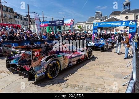 Le Mans, Frankreich. Juni 07 2024 #20 BMW M Team WRT (BEL) BMW M Hybrid V8 (HY) - Sheldon van der Linde (ZAF) / Robin Frijns (NLD) / René Rast (DEU) während der 92. Ausgabe der 24 Stunden von Le Mans, 4. Runde der FIA WEC Langstrecken-Weltmeisterschaft 2024, technische und administrative Inspektion (Pésage/Scrutineering), Place de la République, 07. Juni 2024 in Le Mans, Frankreich. Stockfoto