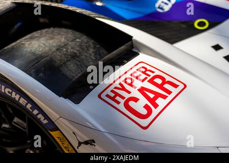 Le Mans, Frankreich. Juni 07 2024 #15 BMW M Team WRT (BEL) BMW M Hybrid V8 (HY) - Dries Vanthoor (bel) / Raffaele Marciello (che) / Marco Wittmann (DEU) während der 92. Ausgabe der 24 Stunden in Le Mans, 4. Runde der FIA WEC Langstrecken-Weltmeisterschaft 2024, technische und administrative Inspektion (Pésage/Scrutineering), Place de la République, 07. Juni 2024 in Le Mans, Frankreich. Stockfoto