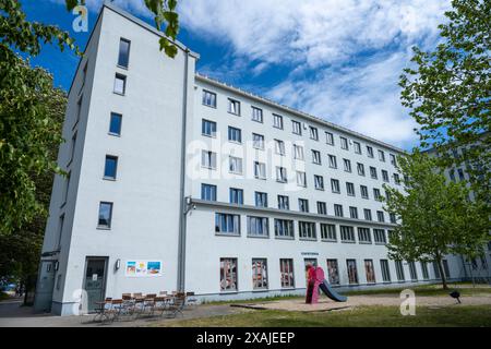 Prora, Deutschland. Juni 2024. Die Jugendherberge in Prora im ehemaligen KdF-Gebäude Prora auf der Insel Rügen. Quelle: Stefan sauer/dpa/Alamy Live News Stockfoto