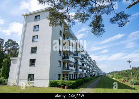 Prora, Deutschland. Juni 2024. Blick auf die Blöcke im südlichen Teil des denkmalgeschützten Prora-Komplexes, die bereits renoviert und in Eigentumswohnungen, Ferienwohnungen und Apartmentunterkünfte umgewandelt wurden. Das gigantische KdF-Seebad, das von den Nationalsozialisten geplant und teilweise gebaut wurde, ist denkmalgeschützt. Die nationalsozialistische Organisation Kraft durch Freude (KdF) plante in den 1930er Jahren einen Badeort für 20.000 Menschen Es blieb unvollendet und Urlauber kamen nie dorthin. Zu Beginn des Krieges 1939 wurden die Bauarbeiten eingestellt und die BUIL Credit: dpa/Alamy Live News Stockfoto