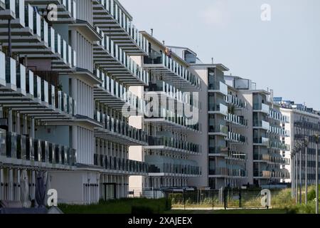 Prora, Deutschland. Juni 2024. Blick auf die Blöcke im südlichen Teil des denkmalgeschützten Prora-Komplexes, die bereits renoviert und in Eigentumswohnungen, Ferienwohnungen und Apartmentunterkünfte umgewandelt wurden. Das gigantische KdF-Seebad, das von den Nationalsozialisten geplant und teilweise gebaut wurde, ist denkmalgeschützt. Die nationalsozialistische Organisation Kraft durch Freude (KdF) plante in den 1930er Jahren einen Badeort für 20.000 Menschen Es blieb unvollendet und Urlauber kamen nie dorthin. Zu Beginn des Krieges 1939 wurden die Bauarbeiten eingestellt und die BUIL Credit: dpa/Alamy Live News Stockfoto