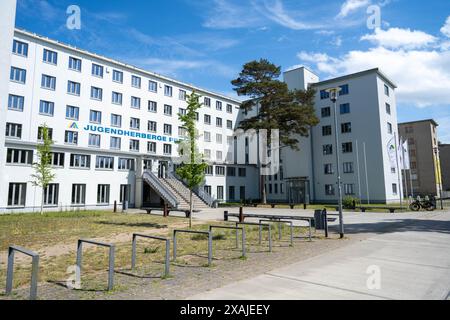 Prora, Deutschland. Juni 2024. Die Jugendherberge in Prora im ehemaligen KdF-Gebäude Prora auf der Insel Rügen. Quelle: Stefan sauer/dpa/Alamy Live News Stockfoto