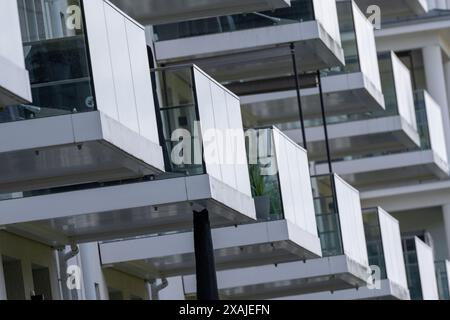 Prora, Deutschland. Juni 2024. Blick auf die Blöcke im südlichen Teil des denkmalgeschützten Prora-Komplexes, die bereits renoviert und in Eigentumswohnungen, Ferienwohnungen und Apartmentunterkünfte umgewandelt wurden. Das gigantische KdF-Seebad, das von den Nationalsozialisten geplant und teilweise gebaut wurde, ist denkmalgeschützt. Die nationalsozialistische Organisation Kraft durch Freude (KdF) plante in den 1930er Jahren einen Badeort für 20.000 Menschen Es blieb unvollendet und Urlauber kamen nie dorthin. Zu Beginn des Krieges 1939 wurden die Bauarbeiten eingestellt und die Credit: dpa/Alamy Live News Stockfoto