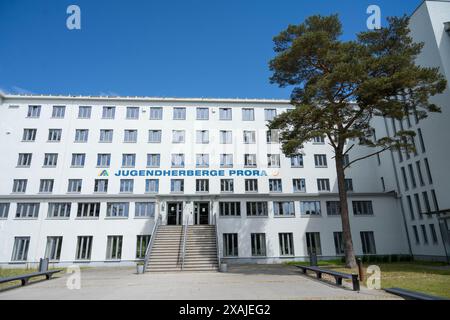 Prora, Deutschland. Juni 2024. Die Jugendherberge in Prora im ehemaligen KdF-Gebäude Prora auf der Insel Rügen. Quelle: Stefan sauer/dpa/Alamy Live News Stockfoto