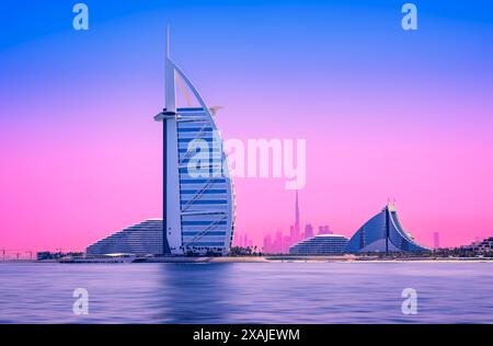 DUBAI, VAE - 01. Juni 2024 der berühmte Burj Al Arab im frühen Morgenlicht Stockfoto
