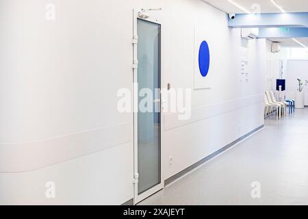 Stilvolle Einrichtung, moderne Möbel, Krankenhausflur, Wartebereich, zeitgenössisches Design, elegante Sitzmöbel, Einrichtung im Gesundheitswesen, institutionelle Einrichtung, modern Stockfoto