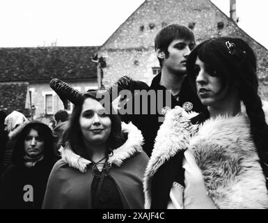 PROVINS, FRANKREICH - 11. DEZEMBER 2016: Besucher in mittelalterlichen Kostümen während der traditionellen Weihnachtsmesse im Mittelalter. Schwarzweißes historisches Foto. Stockfoto