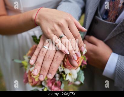 Foto: Braut und Bräutigam halten Hände im Freien Stockfoto