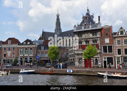 Haarlem, Niederlande. Mai 2024. Das alte Zentrum von Haarlem mit dem Fluss Spaarne. Hochwertige Fotos Stockfoto