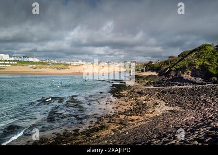 Ein Blick von der Mole über den Hafen von Bude zum Summerleaze Beach an der Küste von Bude in Cornwall in Großbritannien. Stockfoto