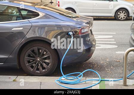 Elektroautos, die an einer Ladestation im Freien aufgeladen werden Stockfoto