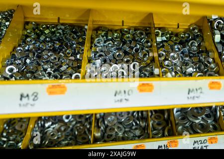 Bauelemente zum Verkauf in einem unabhängigen Baumarkt in Cornwall, Großbritannien. Stockfoto