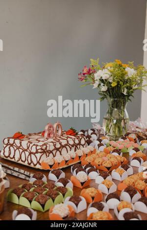 80. Geburtstag Kuchentisch-Arrangement Stockfoto