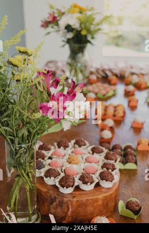 Geburtstagstisch mit Blumen und Brigadeiros dekoriert Stockfoto