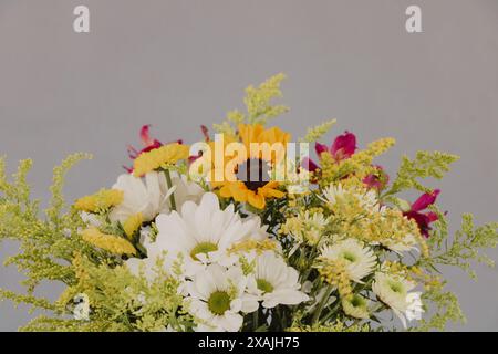 Nahaufnahme des bunten Blumenarrangements Stockfoto