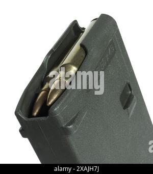 AR-15-Polymermagazin mit 30 Kartuschen, isoliert in einem Studioaufnahme. Stockfoto
