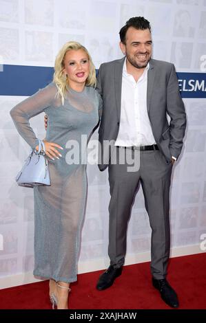 Evelyn Burdecki und Tobias Render bei der Bertelsmann Party 2024 in der Bertelsmann Repräsentanz unter den Linden. Berlin, 06.06.2024 *** Evelyn Burdecki und Tobias Render bei der Bertelsmann Party 2024 im Bertelsmann Repräsentantenbüro unter den Linden Berlin, 06 06 2024 Foto:XF.xKernx/xFuturexImagex bertelsmann 4847 Stockfoto