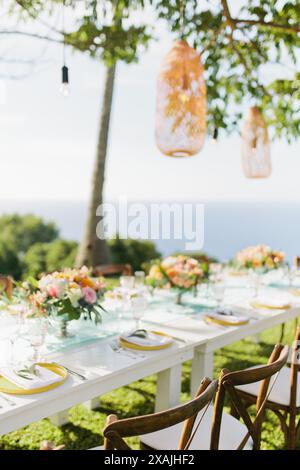 Tropisches Abendessen für Hochzeitsempfang an den Klippen auf Hawaii Stockfoto
