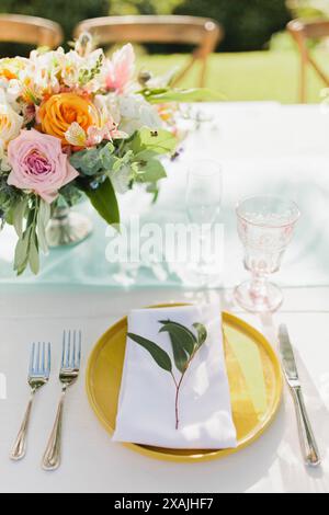 Tropisches Abendessen für Hochzeitsempfang an den Klippen auf Hawaii Stockfoto