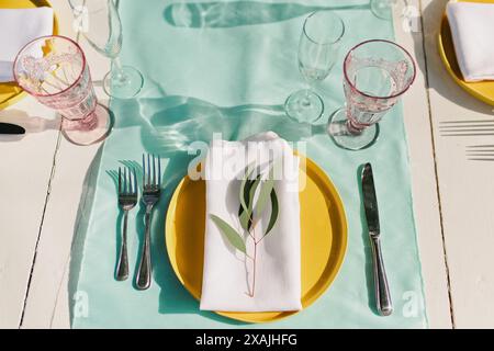 Tropisches Abendessen für Hochzeitsempfang mit Eukalyptus Stockfoto
