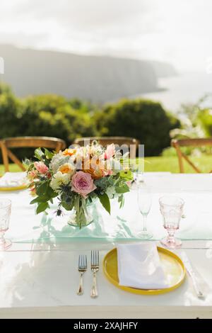 Tropisches Abendessen für Hochzeitsempfang an den Klippen auf Hawaii Stockfoto