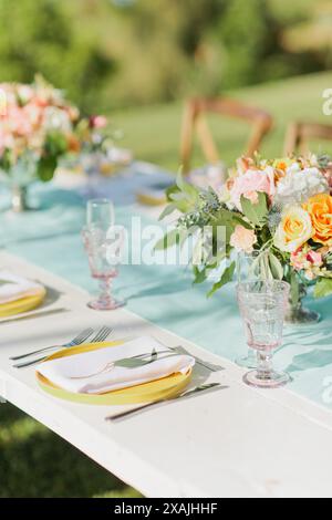 Tropisches intimes Abendessen für Hochzeitsempfang mit rosafarbenen Gläsern Stockfoto