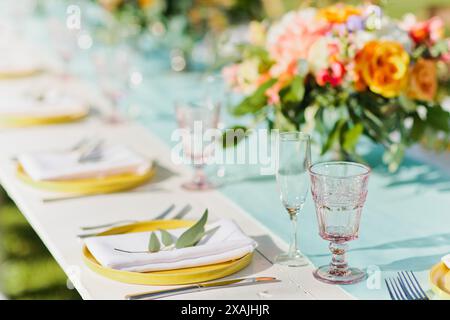 Tropisches intimes Abendessen für Hochzeitsempfang mit rosafarbenen Gläsern Stockfoto