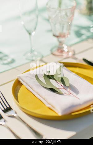 Tropisches Abendessen für Hochzeitsempfang mit Eukalyptus Stockfoto