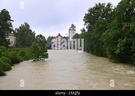 Themenfoto Hochwasser an der Isar in München am 03.06.2024. *** Themenfotoflut an der Isar in München am 03 06 2024 Stockfoto