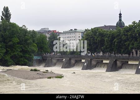 Themenfoto Hochwasser an der Isar in München am 03.06.2024. *** Themenfotoflut an der Isar in München am 03 06 2024 Stockfoto