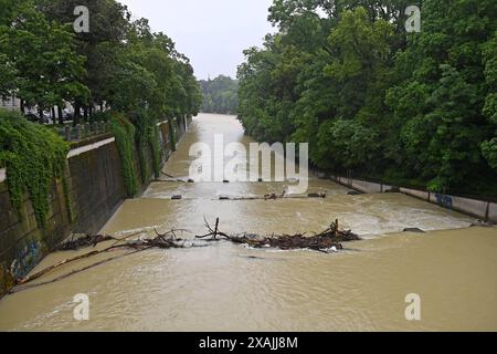 Themenfoto Hochwasser an der Isar in München am 03.06.2024. *** Themenfotoflut an der Isar in München am 03 06 2024 Stockfoto