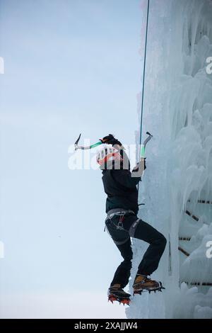 Eiskletterer auf einem gefrorenen Wasserfall in Kitzbühel, Tiroler Alpen Stockfoto