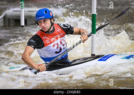 Prag, Tschechische Republik. Juni 2024. Die Tschechische Gabriela Satkova tritt beim Qualifikationsrennen K1 Frauen beim ICF Canoe Slalom World Cup 2024 in Prag, Tschechien, am 7. Juni 2024 an. Quelle: VIT Simanek/CTK Photo/Alamy Live News Stockfoto