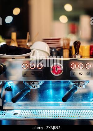 Espressomaschine mit Tassen und anderen Kaffeezubehör. Stockfoto