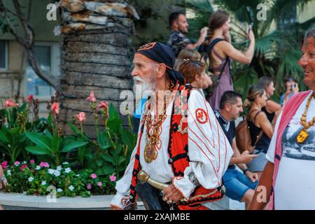 Männer, die als Piraten gekleidet sind, marschieren durch die Straßen von Omis beim jährlichen Piratenfest. Touristenmassen beobachten und fotografieren Omis, Kroatien. Stockfoto