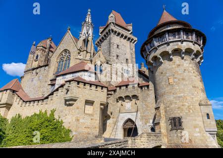 Burg Kreuzenstein in Österreich, Wien. Alte mittelalterliche Burg in Europa. Festung mit Backsteinmauern, Türmen, historische Festung Stockfoto