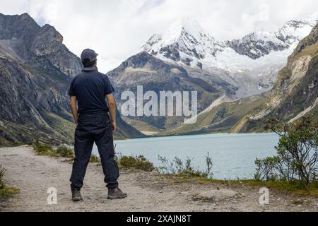 Ein Mann, der die Berge neben der Lagune von Paron, dem Huascaran-Nationalpark, sieht Stockfoto
